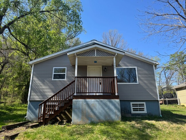 Foto del edificio - Cozy 2 Bedroom 1 Bathroom Home Nestled in ...