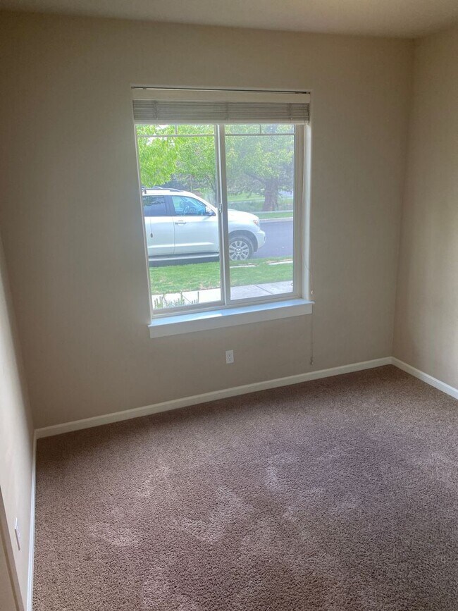 Foto del edificio - 2 Story Bend Home with Fenced Yard and Patio