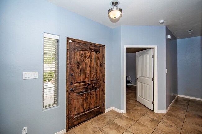 Building Photo - Spectacular open floor plan home!