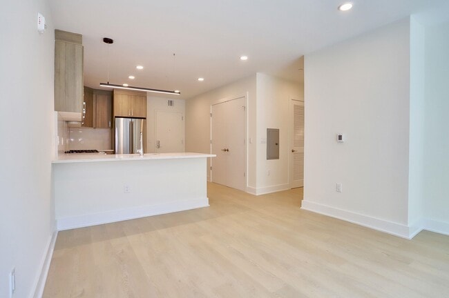 Building Photo - 303 Madison St