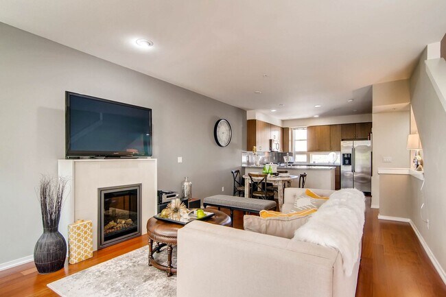 Foto del edificio - 2 Bedroom Loft Style Townhome Near Microsoft!