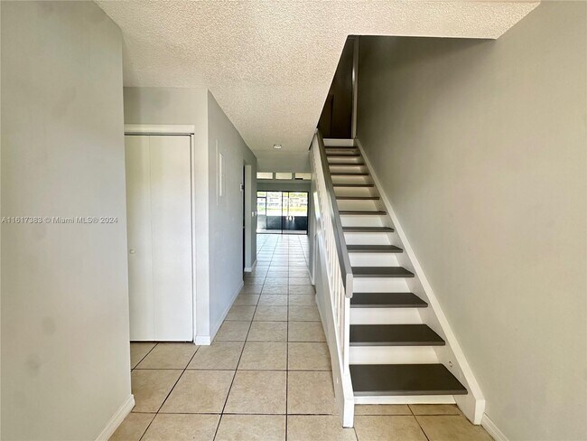 Building Photo - 6848 SW 37th St