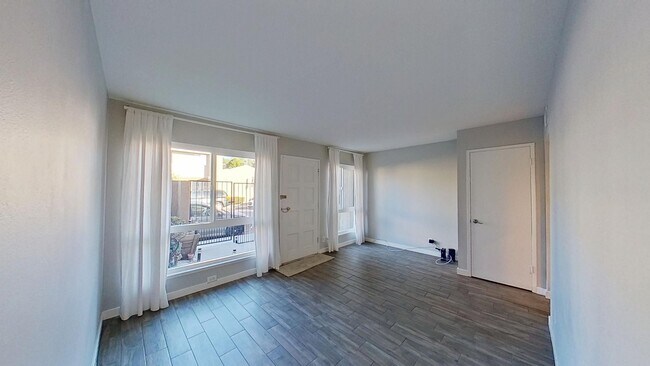 Building Photo - Must See! Lovely 3 Bedroom Townhouse in St...