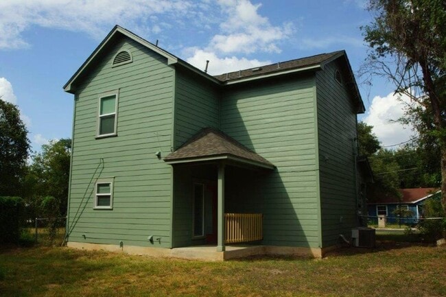 Building Photo - 4 Bed 2 bath home in East Austin - Great l...