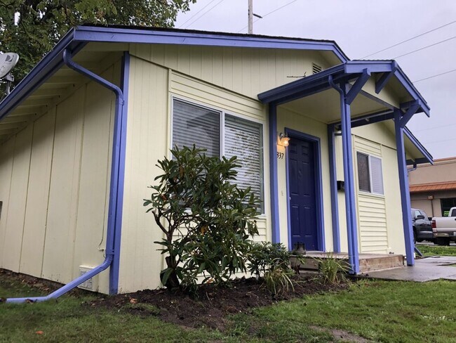 Building Photo - 2 Bedroom 1 Bath Large Fenced Yard! Sunnyl...