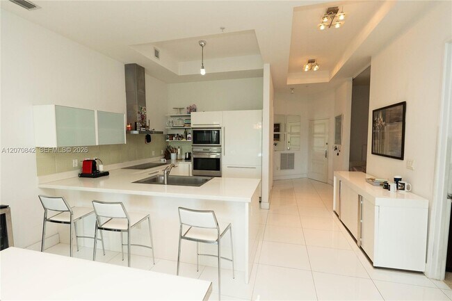 Foto del edificio - 150 Sunny Isles Blvd