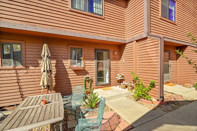 Photo - 721 Julian Cir Townhome