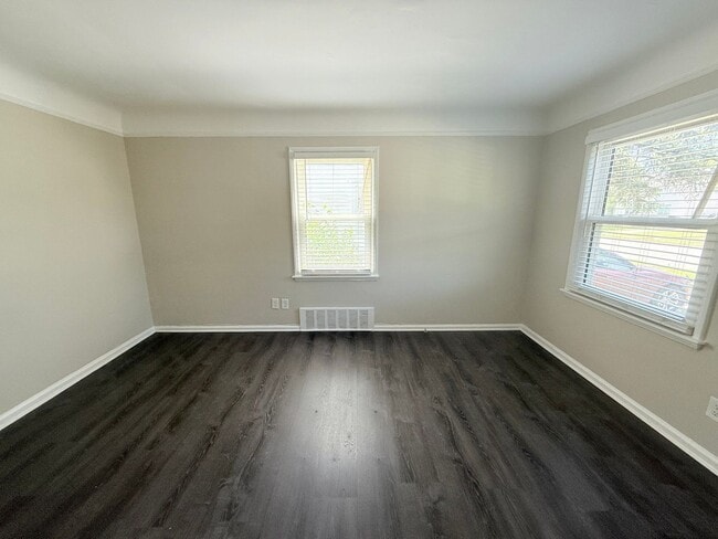 Building Photo - This beautifully updated 3-bedroom, 1-bath single-family home is ready for move-in!