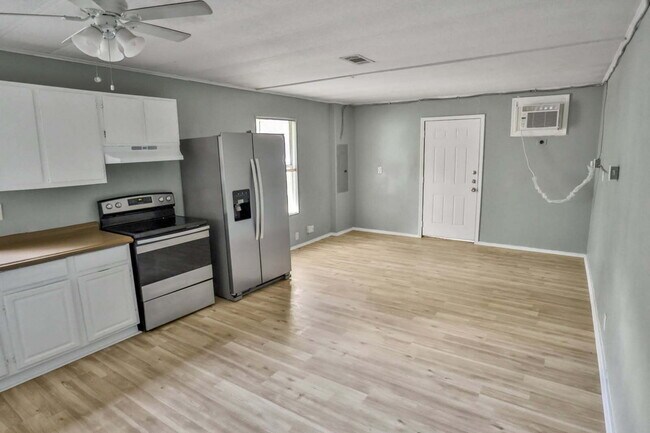 Building Photo - Newly Renovated 2/1 with New Washer/Dryer