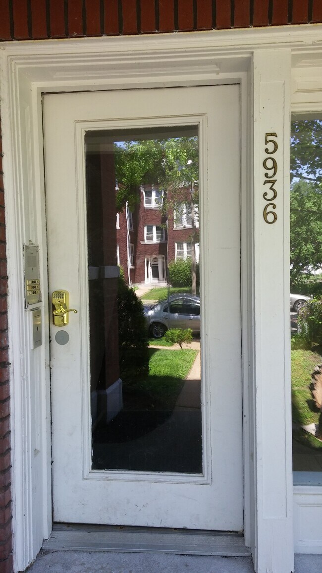 Foto del edificio - 5936 McPherson Ave