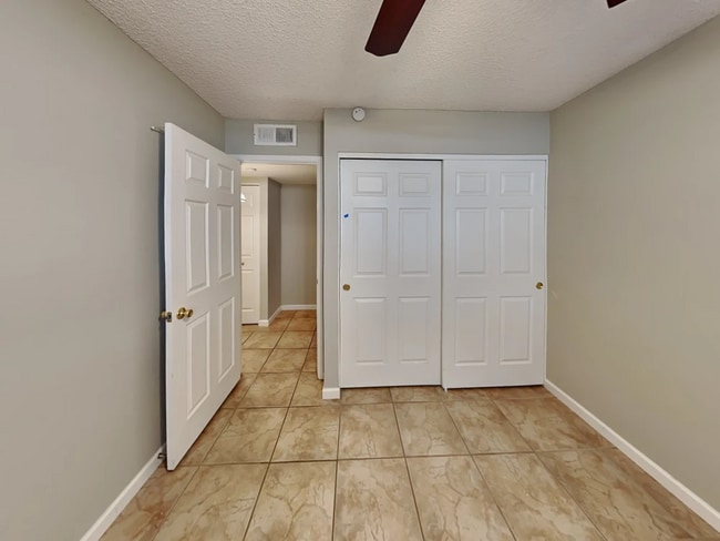 Building Photo - 705 W Nopal Pl