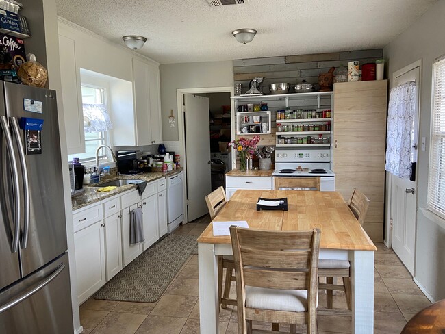 Kitchen - 1609 Maple Dr