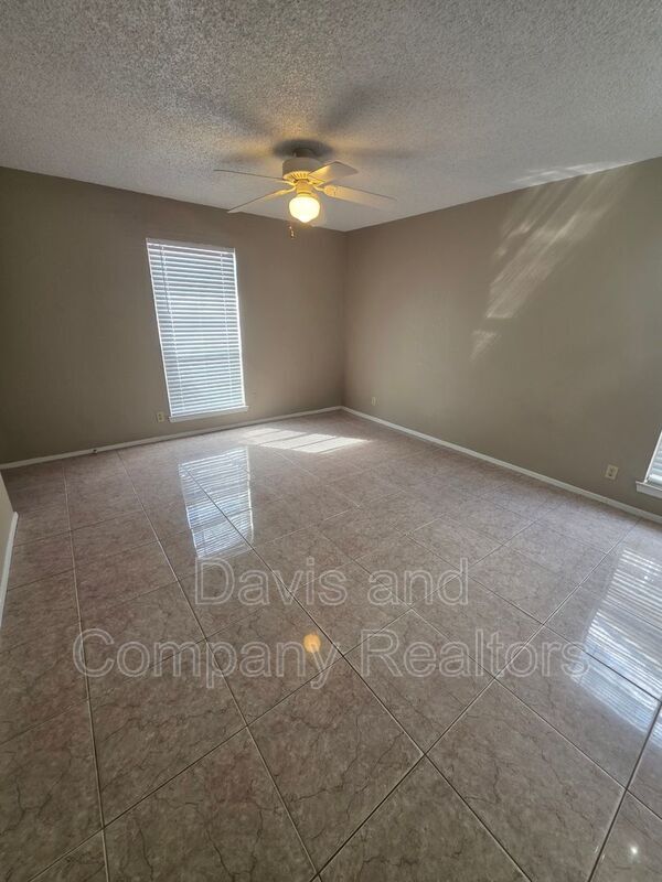 Foto del edificio - 4800 Country Club Dr
