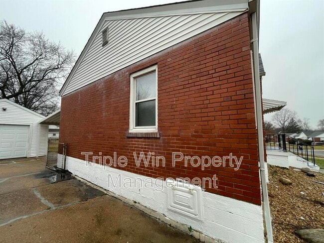 Building Photo - 13 St Genevieve Ct