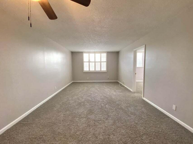 Building Photo - 3910 Crystal Lake Dr
