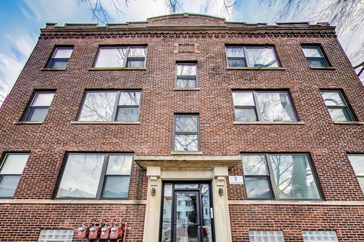 Primary Photo - 2851 N Drake Ave