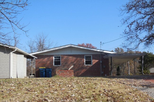 Foto del edificio - Two Bedroom Home with Large Yard and Updated Kitchen!