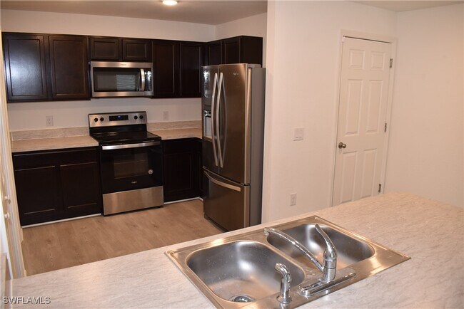 Foto del edificio - 8388 Delong Ave