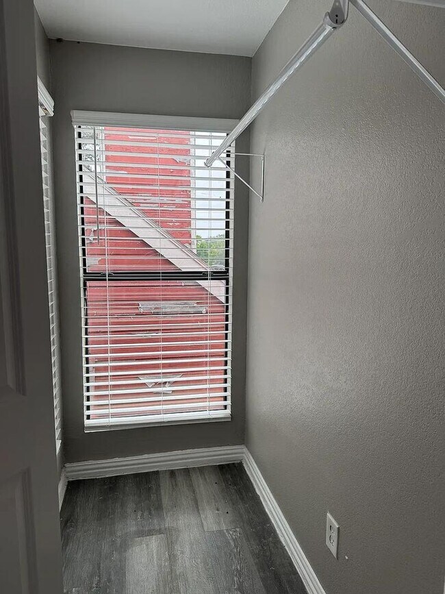 Foto del edificio - Affordable studio condo with shower-only bath, open layout, and convenient location  perfect for ...