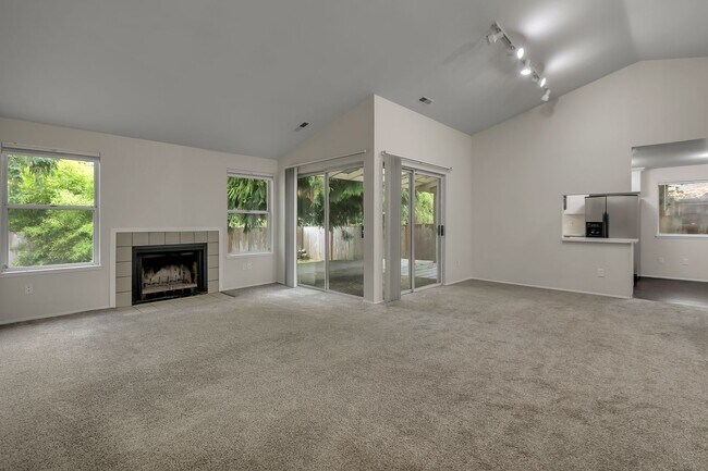 Foto del edificio - 3 Bedroom East Hill Home - $3,000/month
