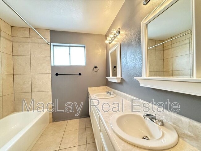 Building Photo - 2535 E Maryland Dr