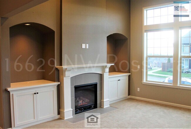 Foto del edificio - Beautiful 3 BR/2.5 BA Home in Desirable Bethany Neighborhood