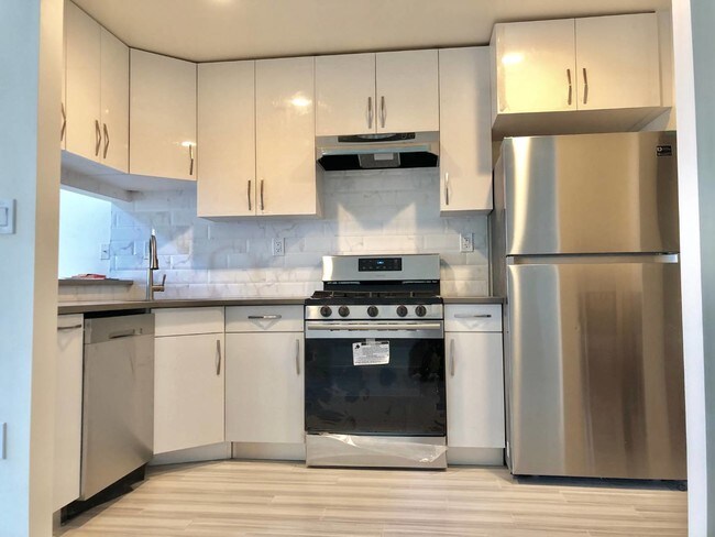 Foto del edificio - 241-74 Oak Park Dr