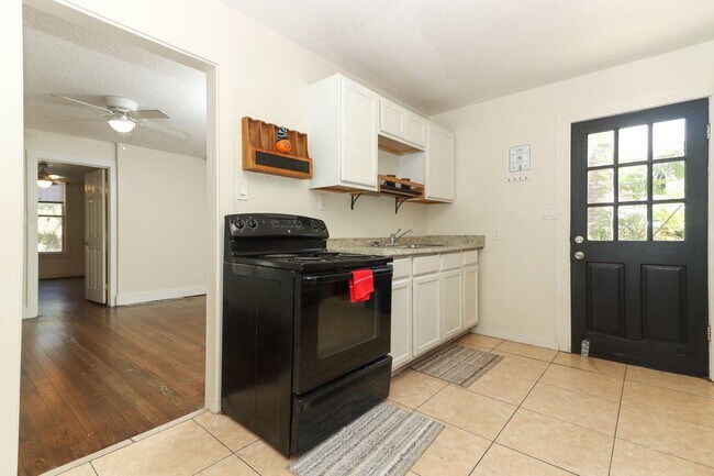 Building Photo - 2/1 in Deland - Walking distance downtown ...