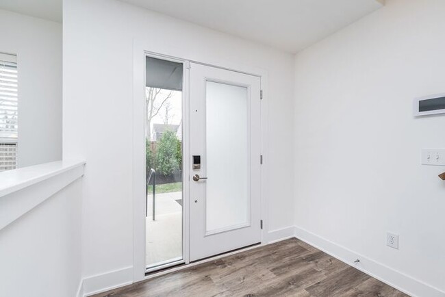 Building Photo - Townhome in Downtown Indy