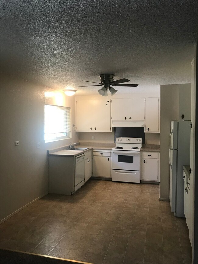 Foto del edificio - Clean Upstairs Condo in Quiet Complex