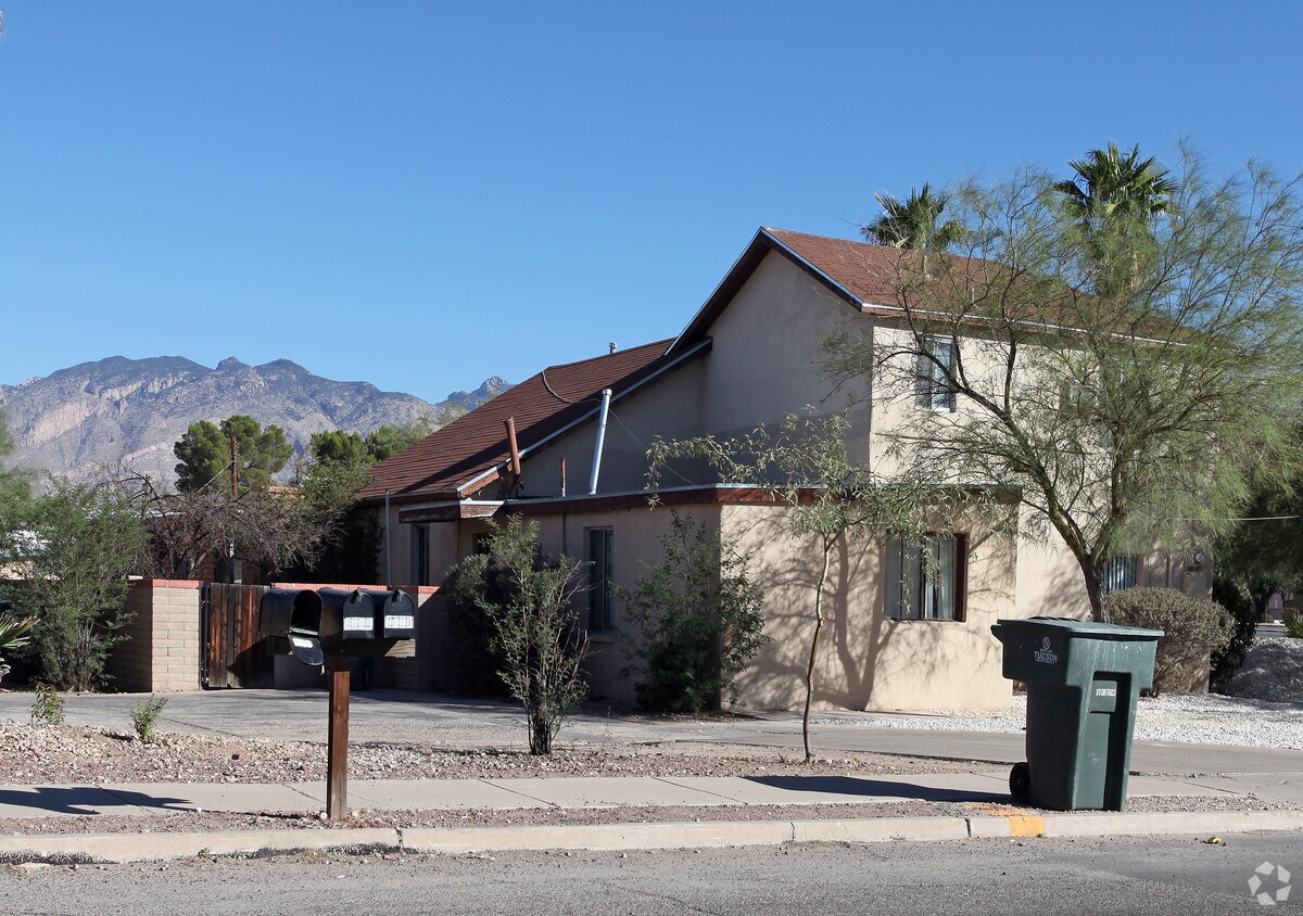 Building Photo - 3105-3109 N Chapel