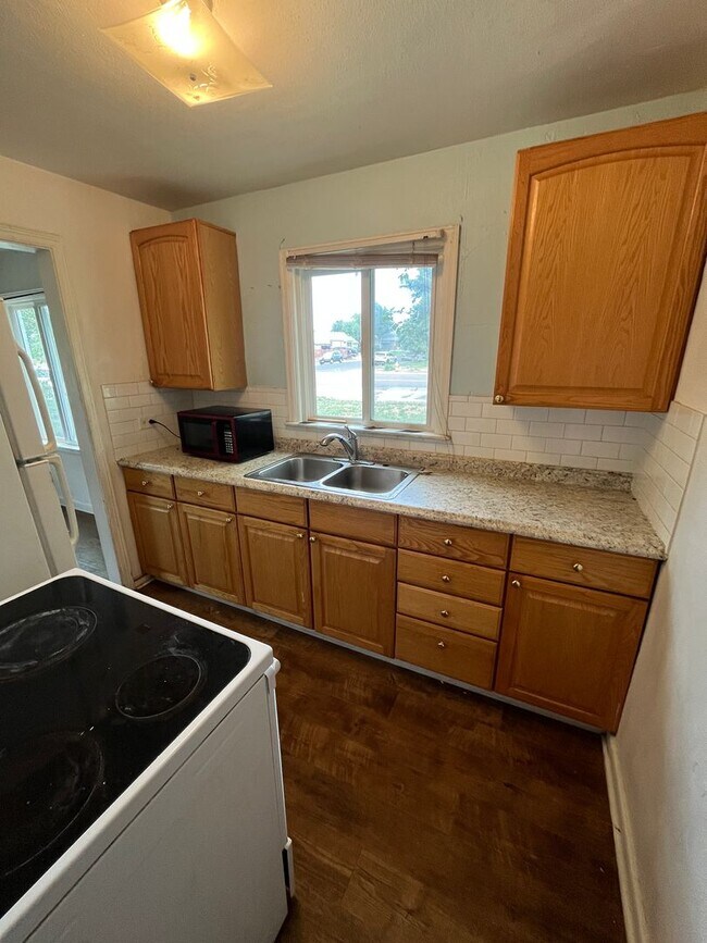 Building Photo - 3 Bedroom 1 Bathroom Ranch in East Denver!