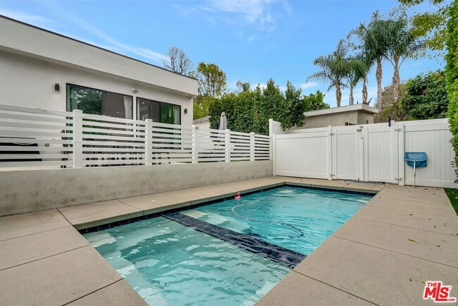 Building Photo - 18600 Cantara St