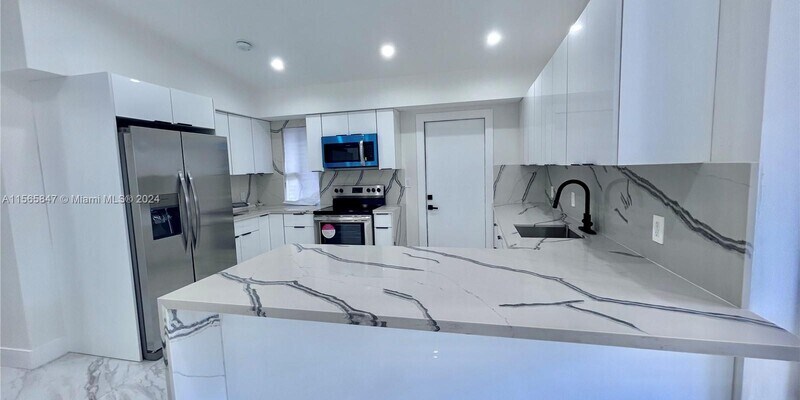 Foto principal - $3,600 580 NE 177th St