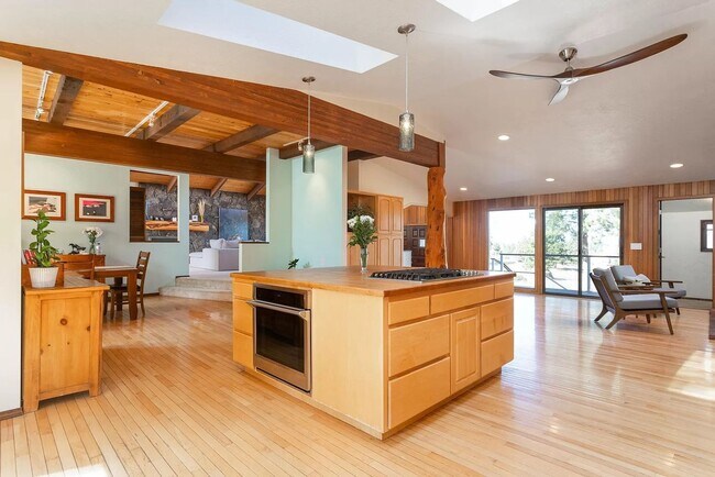 Building Photo - Stunning home on acreage in Woodside Ranch!