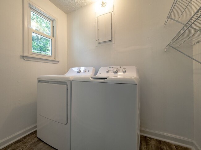 Foto del edificio - NEWLY RENOVATED DUPLEX UNIT
