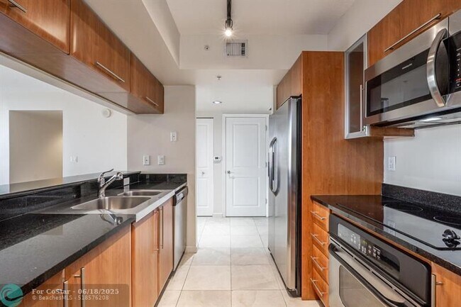 Building Photo - 610 W Las Olas Blvd
