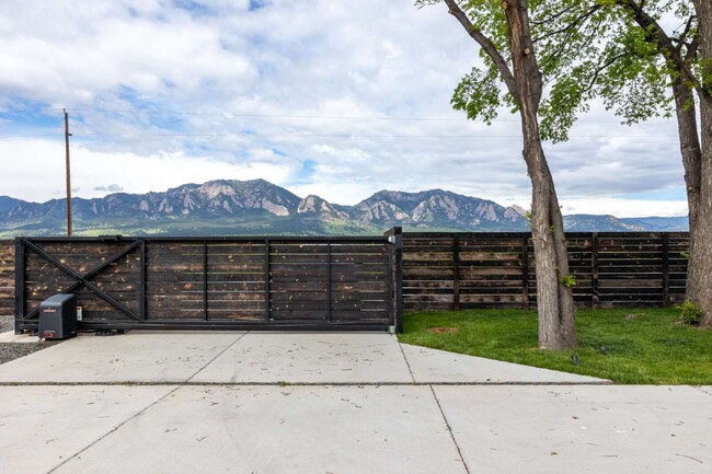 Building Photo - Modern Luxury Rental with Unobstructed Fla...