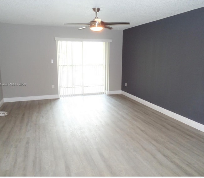 Foto del edificio - Beautifully Renovated 1-Bedroom, 1-Bathroom Condo in the Gated Community of Royal Poinciana!