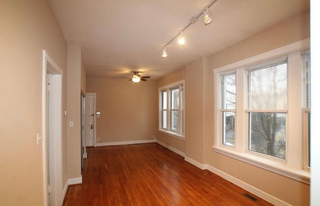 Building Photo - 1741 W Byron St