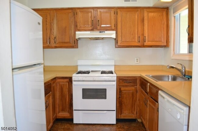 Building Photo - 233 Spruce Ct