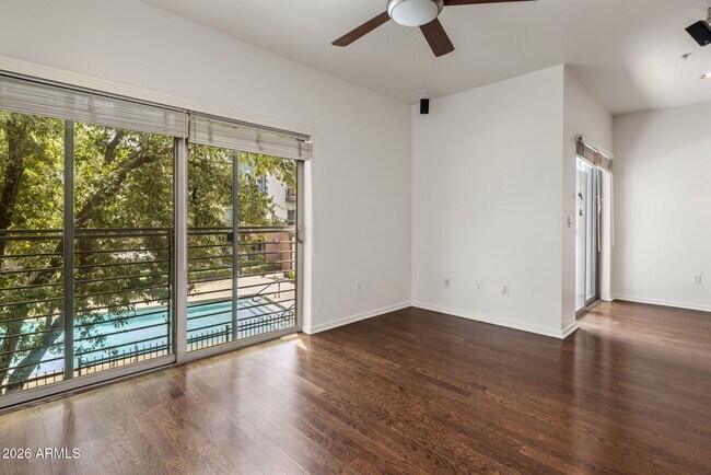 Foto del edificio - 525 W Lakeside Dr