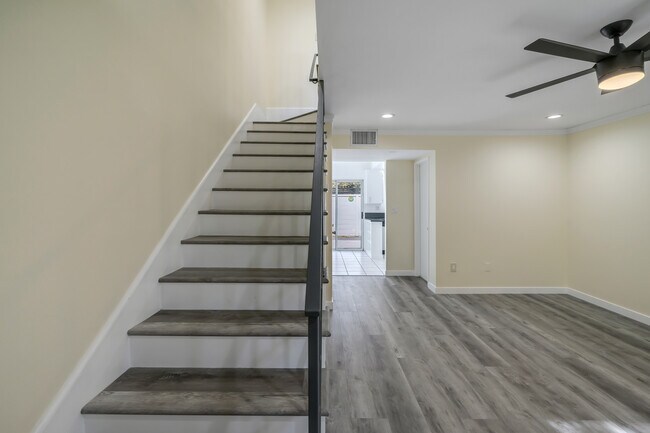 Building Photo - 10811 Blix St
