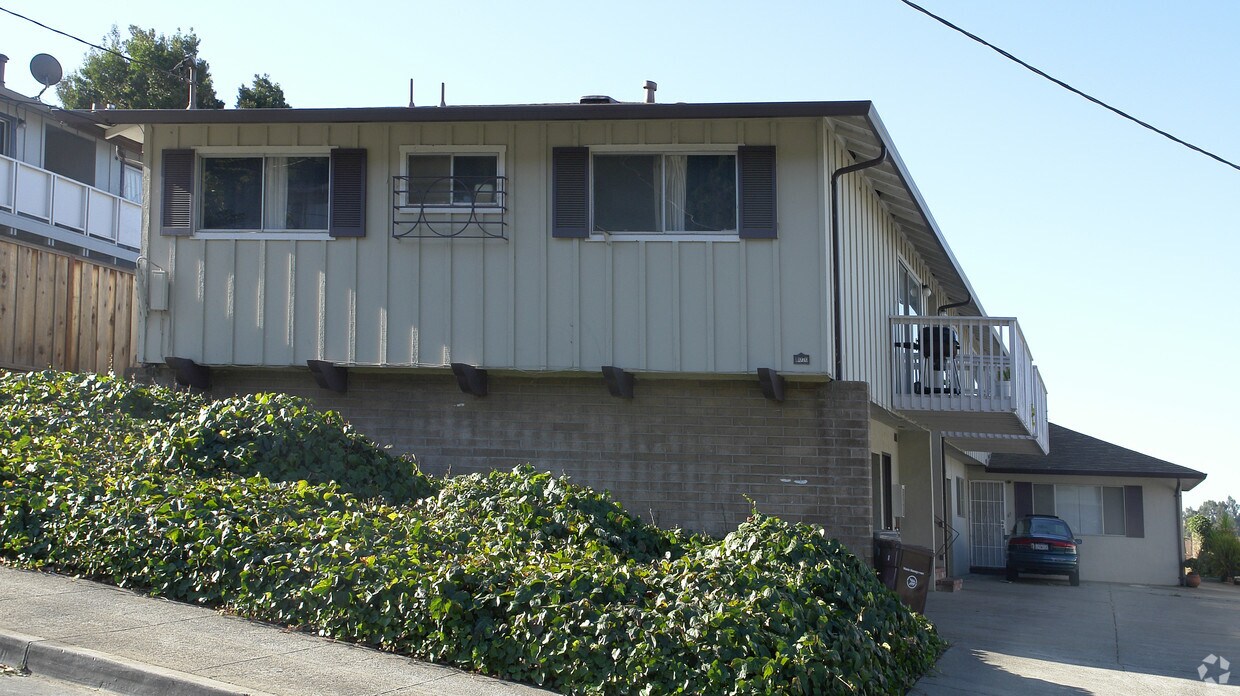 Building Photo - 8070 Greenridge Dr