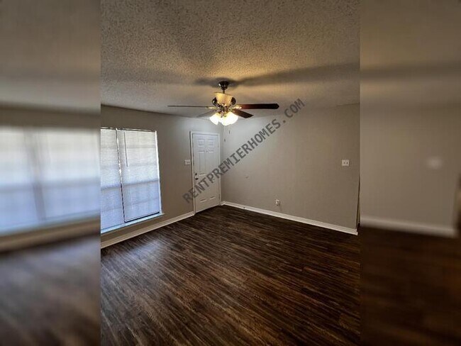 Foto del edificio - 5905 Green Valley Ave