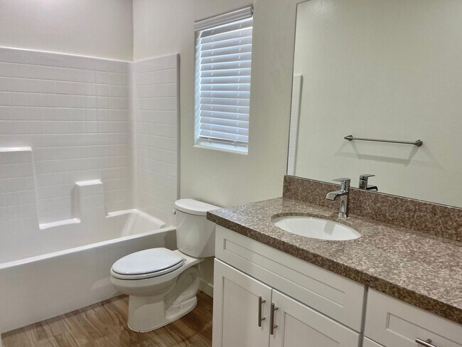 Foto del edificio - Brand new apt home in NE near city in the hills
