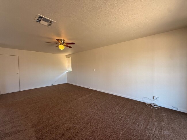 Building Photo - Charming 3BR Home with Spacious Yard in El...