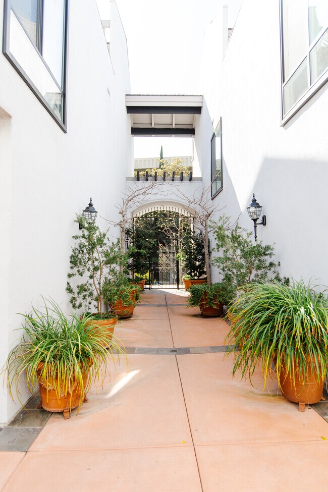 Foto del edificio - 10933 Wellworth Ave