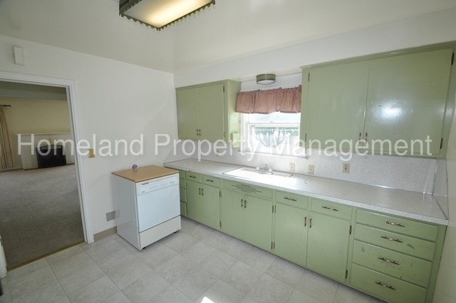 Building Photo - Upper South Hill Charmer!