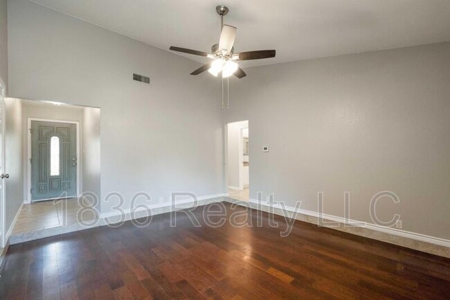 Building Photo - 9506 Shady Oaks Dr